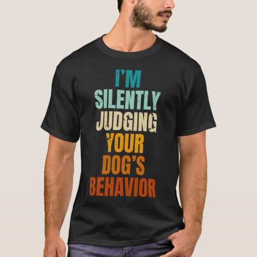 私はあなたの犬の行動おもしろい犬を黙って判断している Tシャツ (正面)