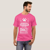 私はあなたの犬の行動おもしろい犬を黙って判断している Tシャツ (正面フル)