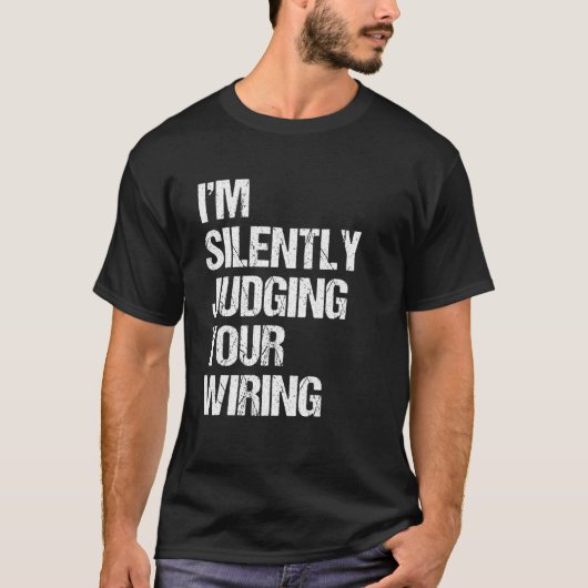 私はあなたの配線ラインマン電気を静かに判断している Tシャツ (正面)