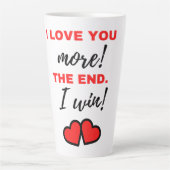 私はあなたをもっと愛している！終わり。勝った！ブラック カフェラテマグ (正面)