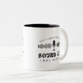 私はあなたをミュートするサウンドの男と混乱してはいけない ツートーンマグカップ (正面右)