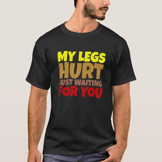 私はあなたを待っているだけで足が痛い Tシャツ (正面)