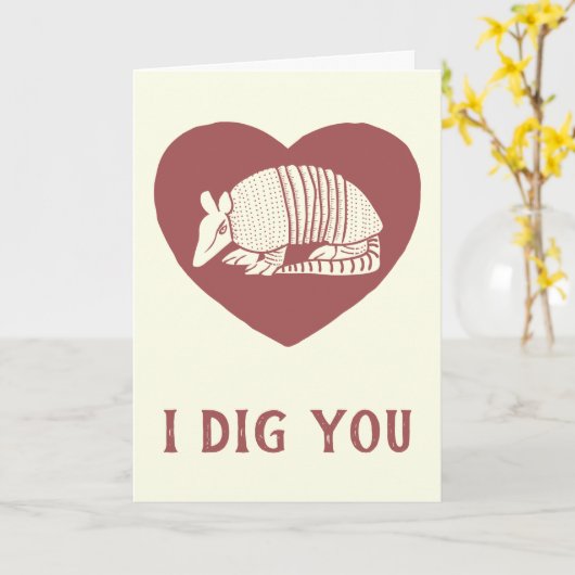私はあなたを掘る可愛いアルマジロのバレンタインデー カード (黄色い花)