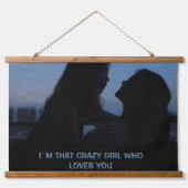 私はあなたを熱狂する愛しているあの女の子 吊り下げ型タペストリー (正面)