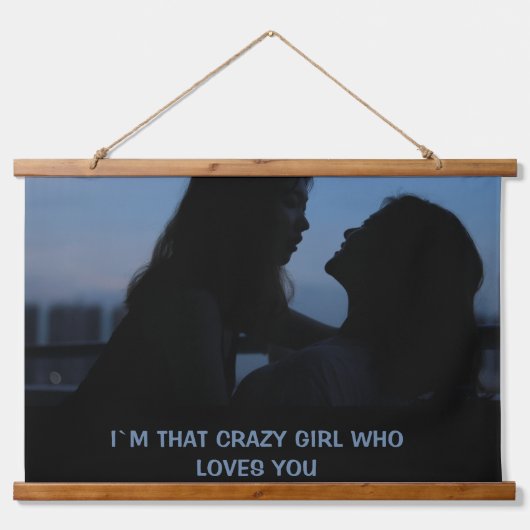 私はあなたを熱狂する愛しているあの女の子 吊り下げ型タペストリー (正面)