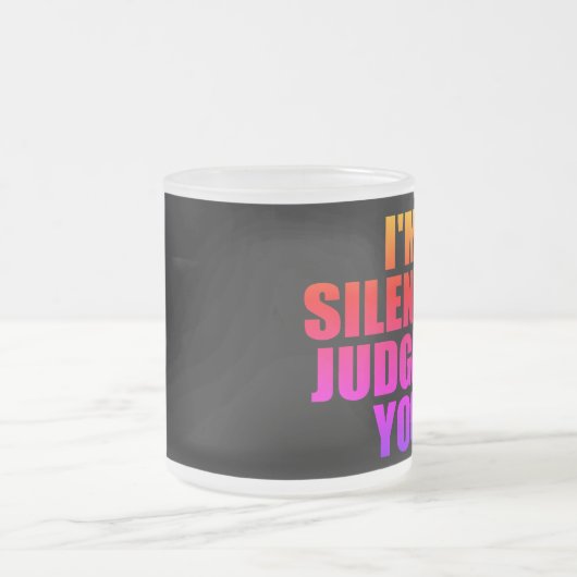 私はあなたを黙って判断している フロストグラスマグカップ (中央)