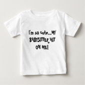 私はあります従ってかわいい私のベビーシッターは私で当りました ベビーTシャツ (正面)