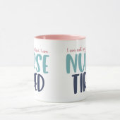 私はいつも疲れていない私はナース疲れている マグカップ (中央)