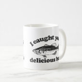 私はおいしい低音つかまえました コーヒーマグカップ (正面右)