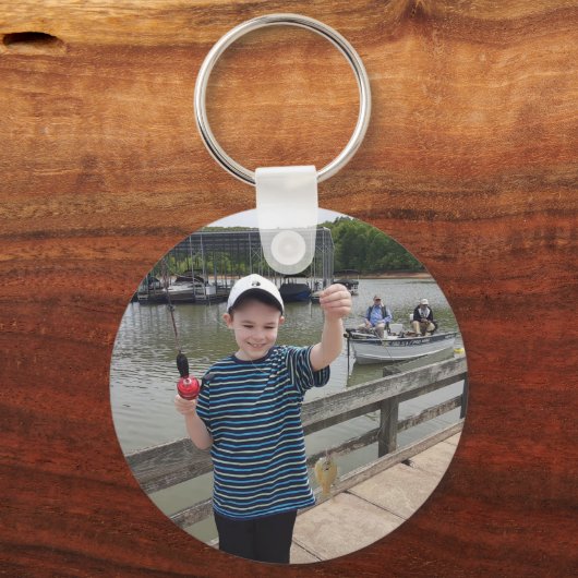 私はおじいちゃんの写真で初めての魚を釣った キーホルダー (正面)