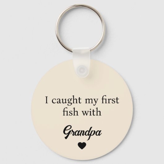 私はおじいちゃんの写真で初めての魚を釣った キーホルダー (裏面)