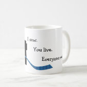 私はおもしろいな裁縫のデザイン住んでいます縫います コーヒーマグカップ (正面右)