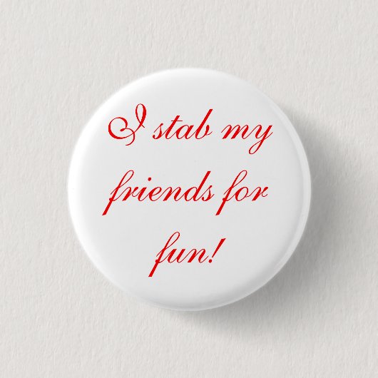 私はおもしろいのための私の友人を刺します! 缶バッジ (正面)
