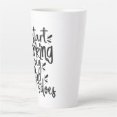 私はおもしろいコーヒーが言う時から働き始める カフェラテマグ (正面)