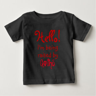 私はおもしろいゴシックに育てられる ベビーTシャツ