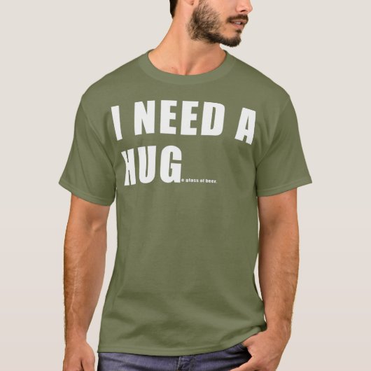 私はおもしろいビールのハグが必要だ Tシャツ (正面)