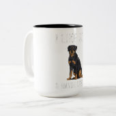 私はおもしろいロットワイラー犬と多分3人が好きだ ツートーンマグカップ (正面左)