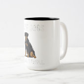 私はおもしろいロットワイラー犬と多分3人が好きだ ツートーンマグカップ (正面右)