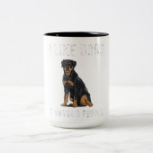 私はおもしろいロットワイラー犬と多分3人が好きだ ツートーンマグカップ (中央)