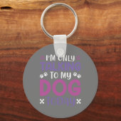 私はおもしろい今日は犬と話しかけている キーホルダー (正面)