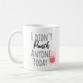 私はおもしろい今日は誰もパンチしなかった コーヒーマグカップ (左)