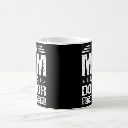 私はおもしろい母親で医者の女性だおもしろい コーヒーマグカップ (中央)
