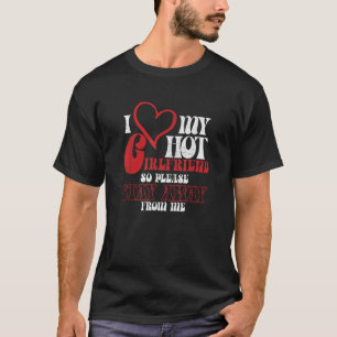 私はおもしろい熱いガールフレンドが大好きだから留まってく遠くにださい Tシャツ