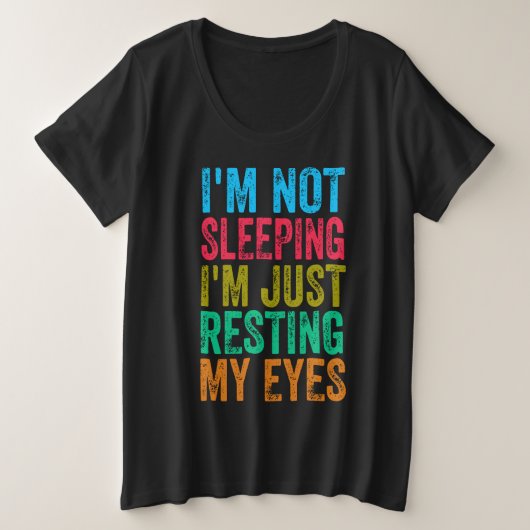 私はおもしろい眠っていない私の目を休んでいるだけ プラスサイズTシャツ (デザイン正面)