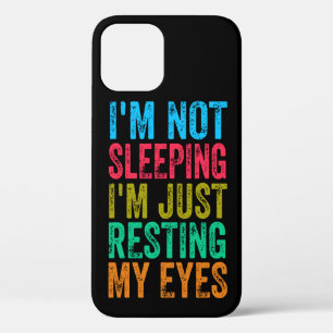 私はおもしろい眠っていない私の目を休んでいるだけ iPhone 12ケース