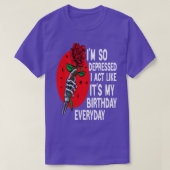 私はおもしろい私の誕生日のように行動する Tシャツ (デザイン正面)