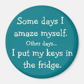 私はおもしろい鍵を冷蔵庫の丸い磁石に入れた マグネット (正面)