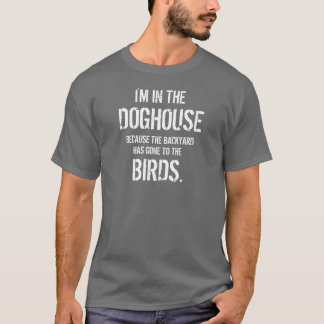 私はおもしろい鳥のせいで犬小屋にいる Tシャツ