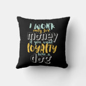 私はお金の皮肉なおもしろいロイヤリティ引用文で働く クッション (裏面)