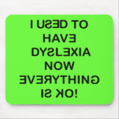 私はかつて失読症を患っていた(黒文字) マウスパッド (正面)