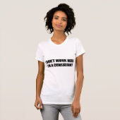 私はここで働かない。私はコンサルタントだ。 Tシャツ (正面フル)