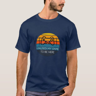 私はここにいるためにゲームを一時停止した Tシャツ
