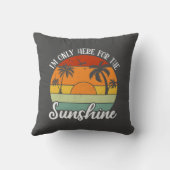 私はここにいるのは太陽の光と夏の雰囲気のためだけなの クッション (裏面)