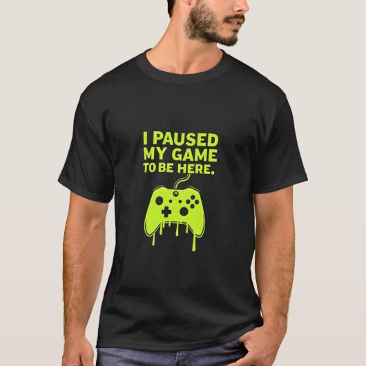 私はここにゲーマーのデザインに私のゲームおもしろいを一時停止 Tシャツ (正面)