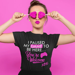 私はここにピンクのゲーマーの女の子のスローガンに私のゲームを一時停止 Tシャツ