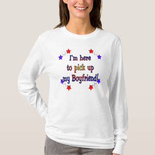 私はここに私のボーイフレンドを拾うこといます Tシャツ