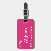 私はこちらにあります! カスタムでおもしろいな荷物のラベル-ピンク ラゲッジタグ (正面縦)