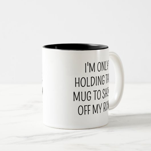 私はこのマグカップを持ってリングや輪を見せているだけだ ツートーンマグカップ (正面右)