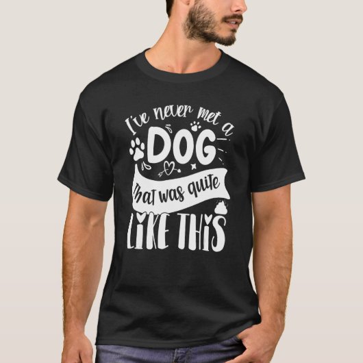 私はこの堰のような犬に会ったことがない Tシャツ (正面)