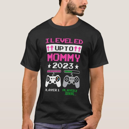 私はすぐにママになるためにママ2023ゲーマーまでレベルアップ Tシャツ (正面)