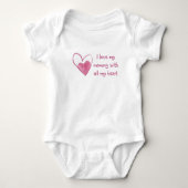私はすべての私のハートで私のママを愛する – Pink ベビーボディスーツ (正面)
