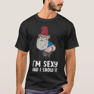 私はそう言って庭のノーム一家を見せます Tシャツ
