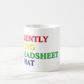 私はそれのためのスプレッドシートを黙って作成している コーヒーマグカップ (中央)