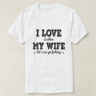 私はそれを愛し、私の妻が私に行くことを許可するとき魚釣り – ギフト Tシャツ