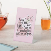 私はたくさん泣くが、私はとても生産的な芸術である。ピンク 台座サイン (インサイチュ)