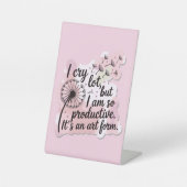私はたくさん泣くが、私はとても生産的な芸術である。ピンク 台座サイン (正面)
